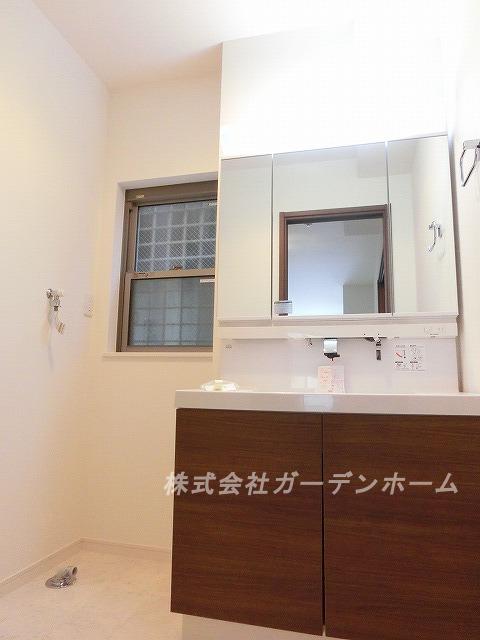 Wash basin, toilet. ■ Independent wash basin which is indispensable to the daily grooming ■