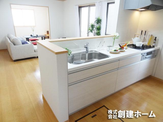 Kitchen. Overlooking the living room, Popular face-to-face kitchen