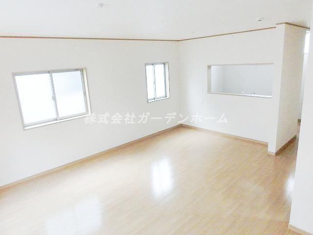 Model house photo. In up to 23 tatami mats of living, You can relax in the family gatherings !! (model house)