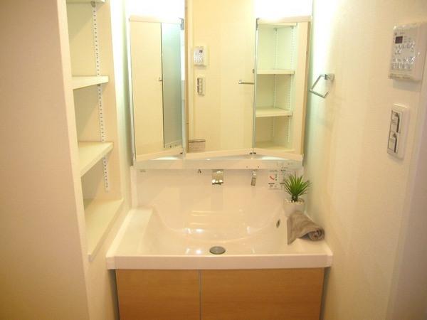 Wash basin, toilet. Fine basin space Produce a time of clear!