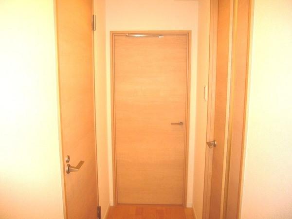 Entrance. Convenience There is storage space on both sides of the entrance!