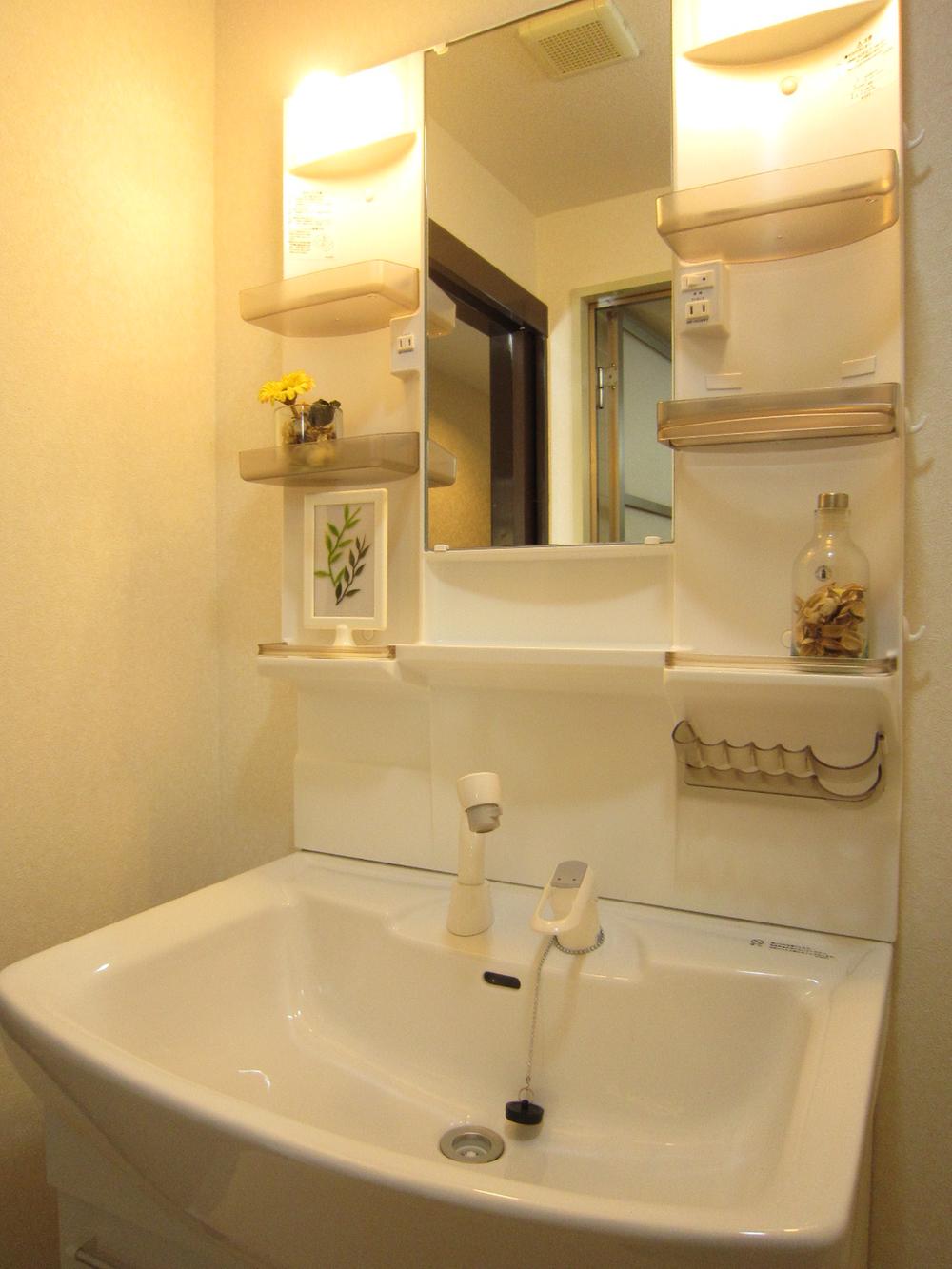 Wash basin, toilet. Indoor (12 May 2013) Shooting