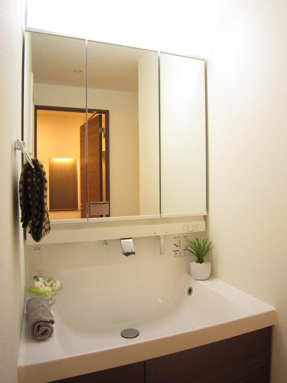 Wash basin, toilet. Indoor (11 May 2013) Shooting