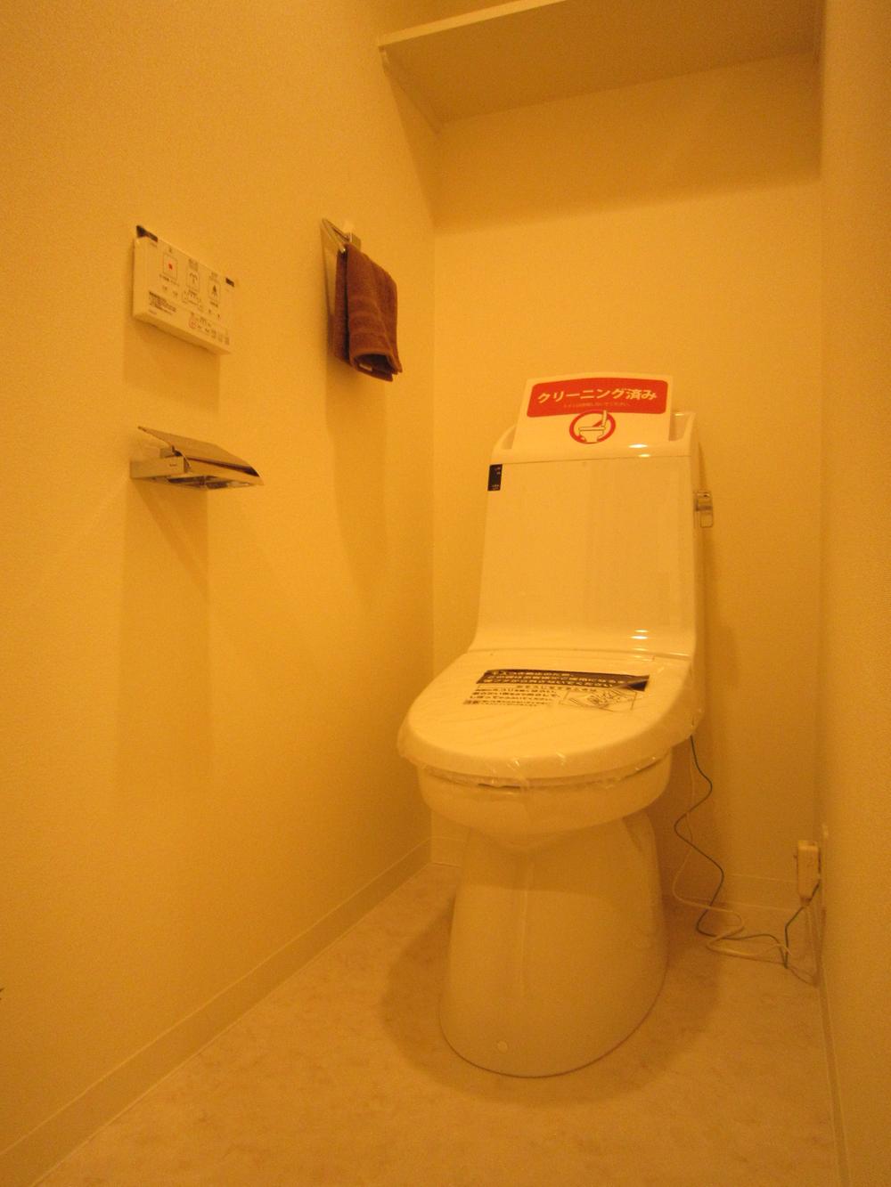 Toilet. Indoor (11 May 2013) Shooting