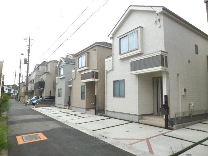 Local photos, including front road. Front road is a public road 4m. Parking work is also a breeze because the parking space is enough! ! 