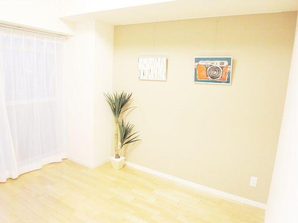 Non-living room. Good per sun