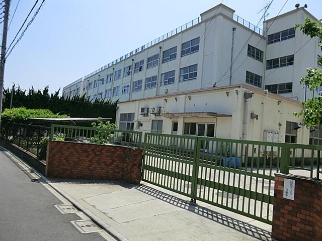 Junior high school. 350m to Adachi Ward Hanahatakitachu school