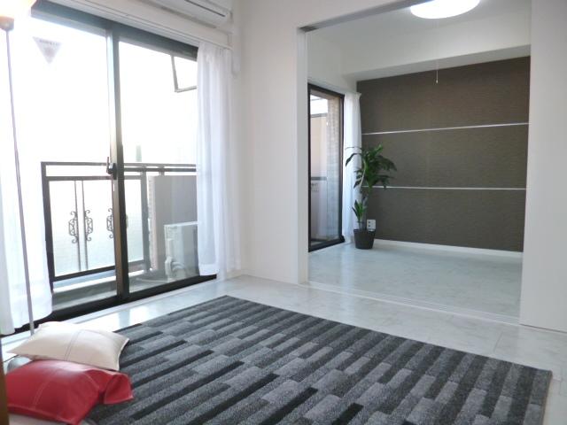 Living. Day is good in the wide span of the south 3 rooms!