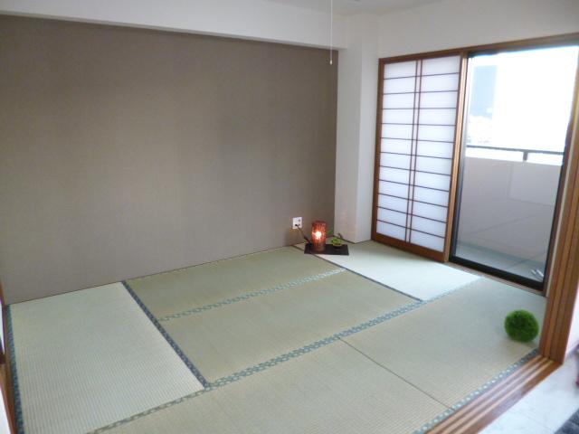 Non-living room. Japanese-style room adjacent to the living room