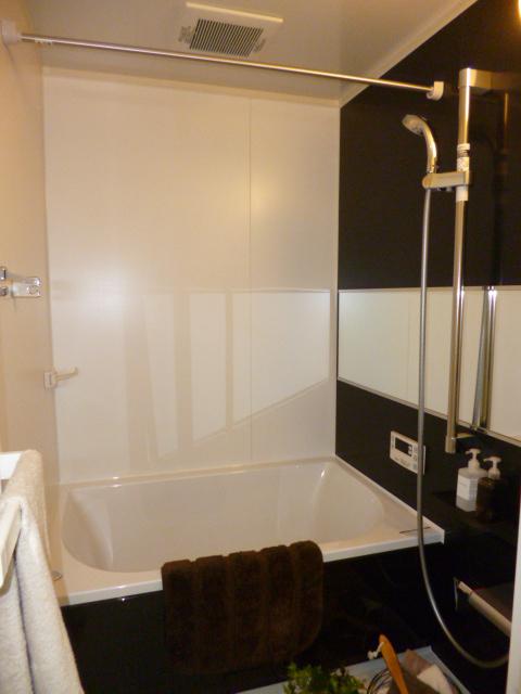 Bathroom. LIXIL made bathroom exchange ・ With reheating