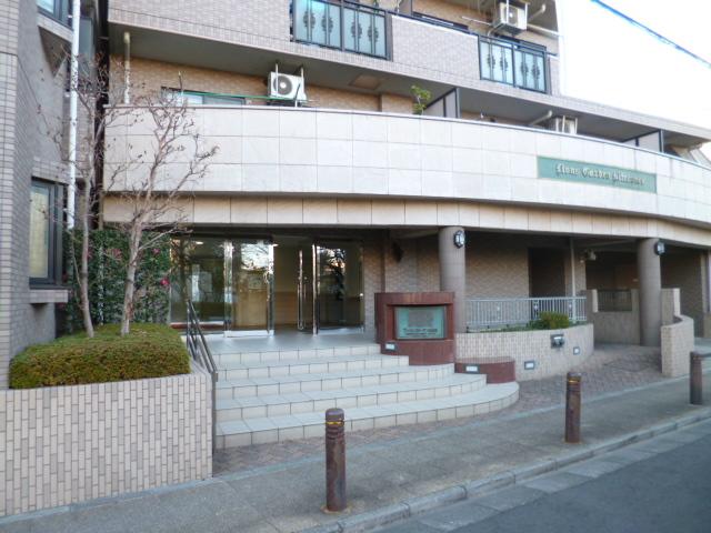 Entrance. Auto-lock the main entrance of the