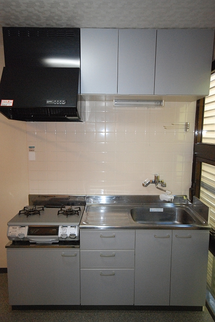 Kitchen. Two-burner gas stove can be installed