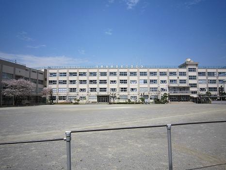 Junior high school. Takenotsuka 1100m until junior high school