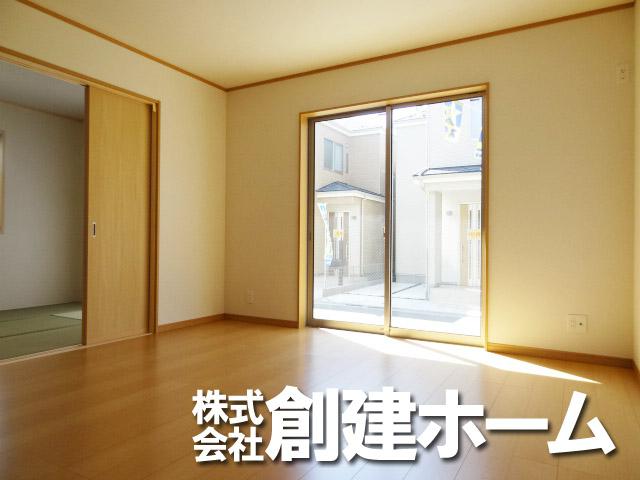 Living. South-facing bright living Basking in the sun is also comfortably likely ~