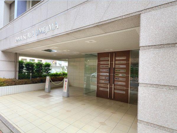 Entrance. Common areas