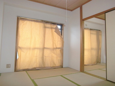 Living and room. It is bright rooms of the building without a south-facing in front of the Japanese-style eyes