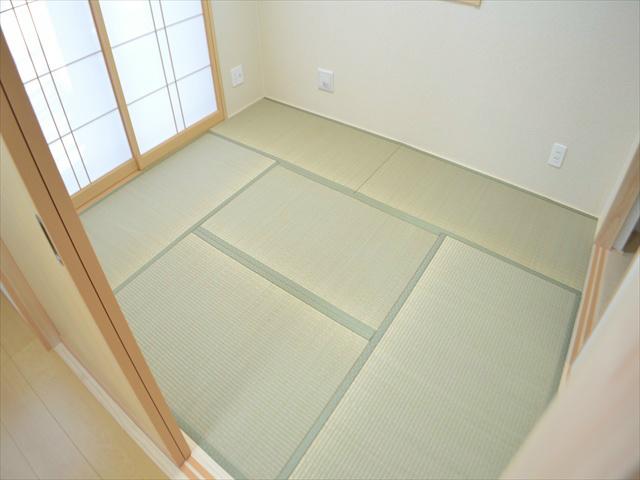 Non-living room. There is Japanese-style room in the living next door