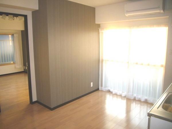 Living. Dining bright sunshine is shine in!