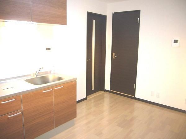 Living. Women also safe in the intercom with TV monitor!