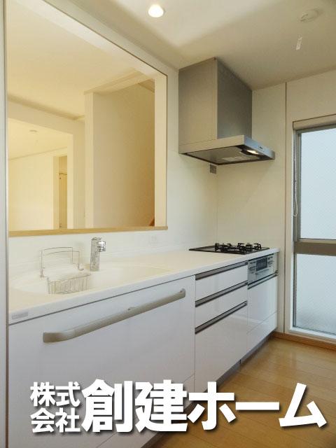 Kitchen. While the cooking and washing, Face-to-face kitchen overlooking the living room