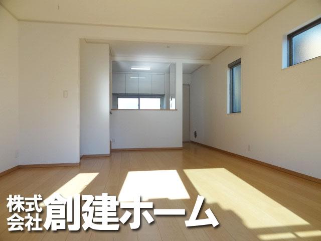 Living. You will want to gather in the living room in the family, Bright and a good space of the feeling