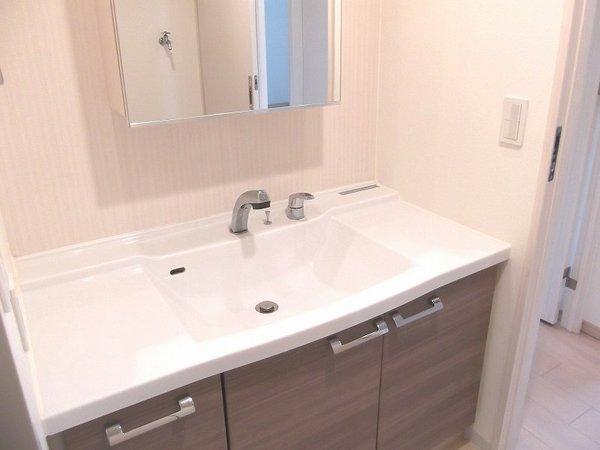 Wash basin, toilet. Shampoo with Dresser!