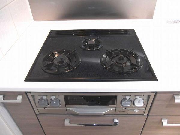 Kitchen. Easy-to-use 3-neck gas stove!