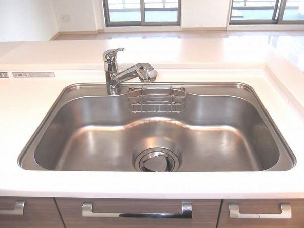 Kitchen. With water purifier to the big sink!