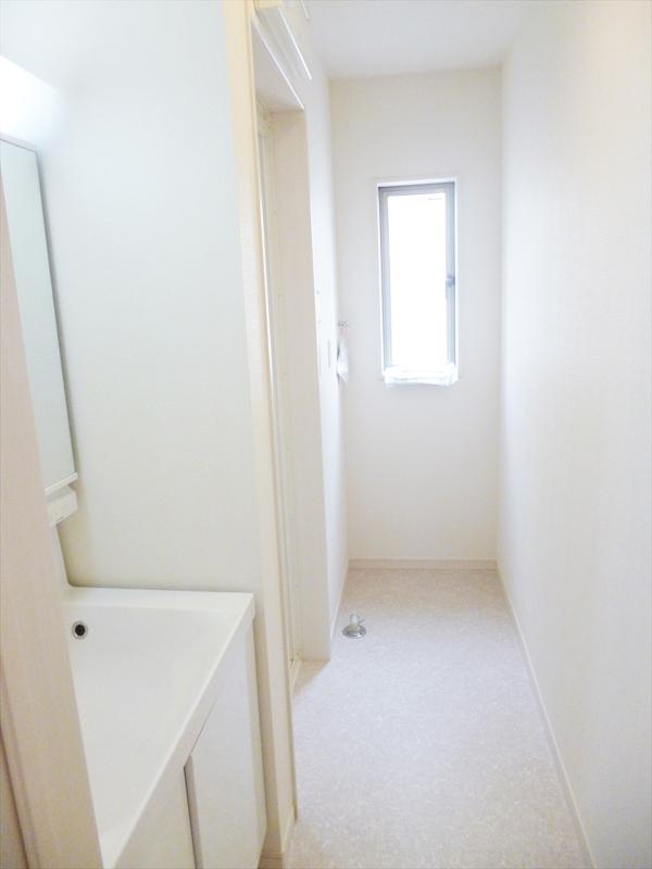 Wash basin, toilet. Building 3