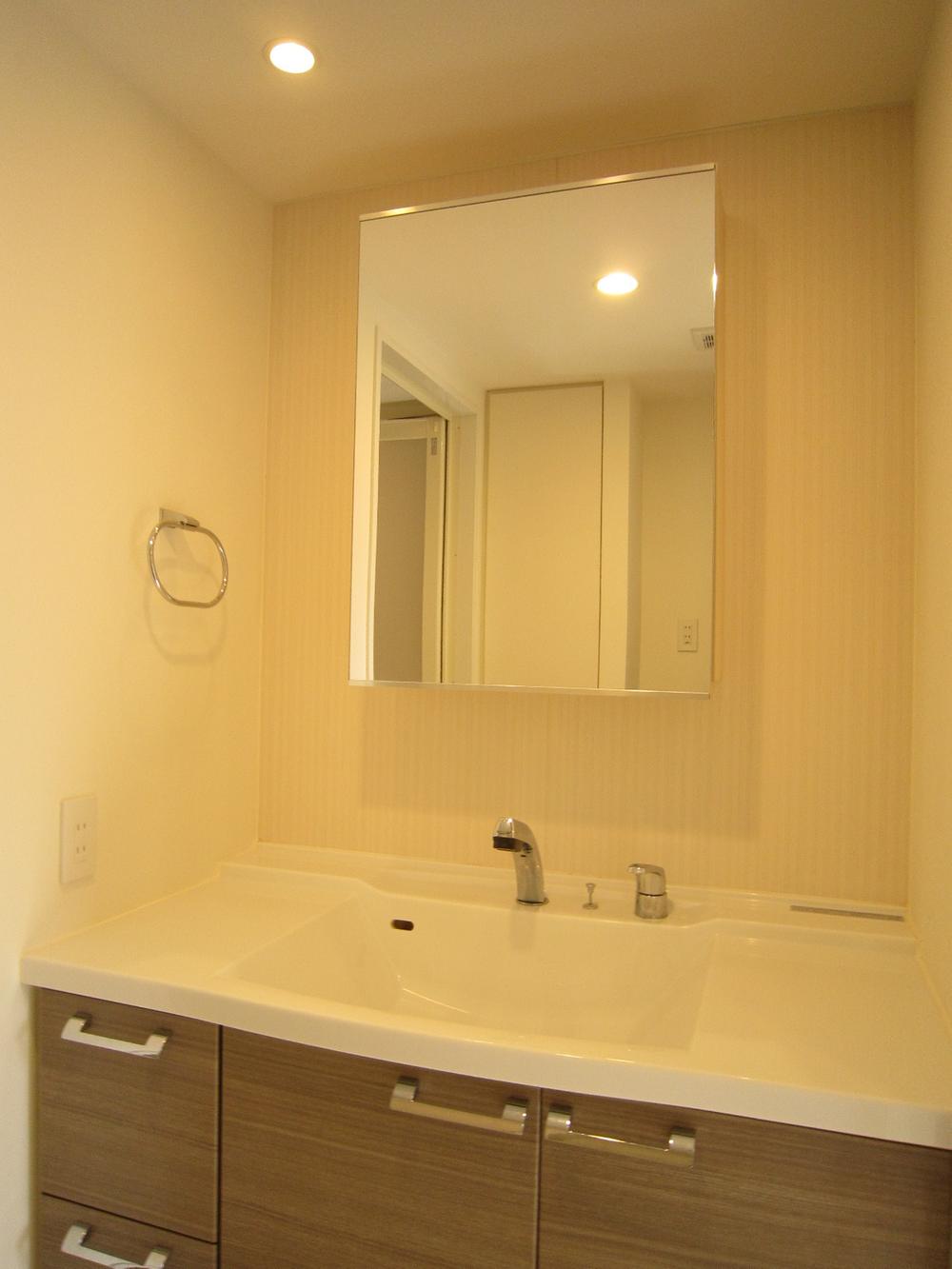 Wash basin, toilet. Indoor (11 May 2013) Shooting