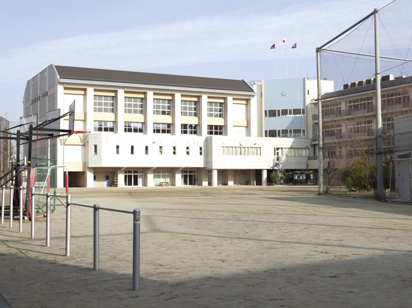 Surrounding environment. The first junior high school (about 300m ・ 4-minute walk)