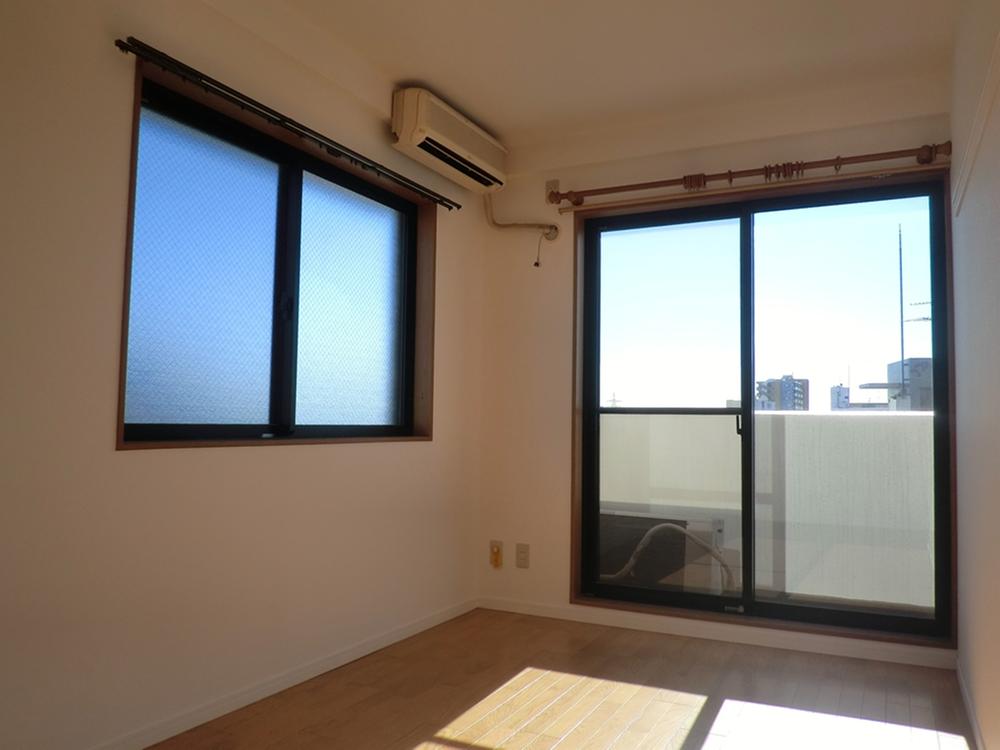 Non-living room. Indoor (12 May 2013) Shooting