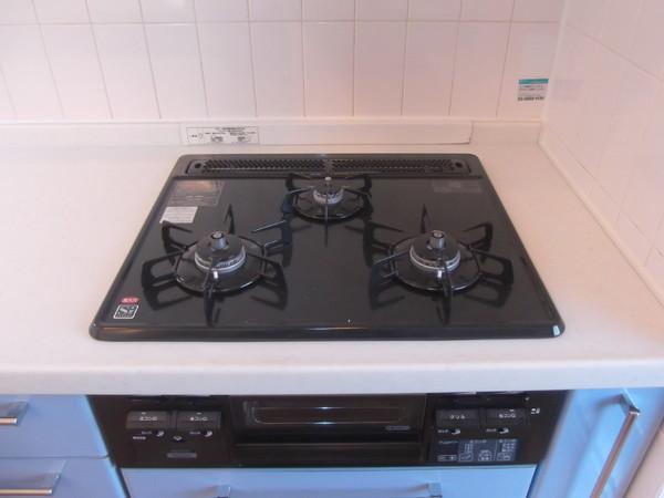 Kitchen. 3-neck gas stove + with grill!