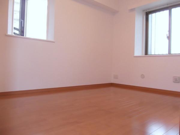 Non-living room. You can use widely There is a bay window!
