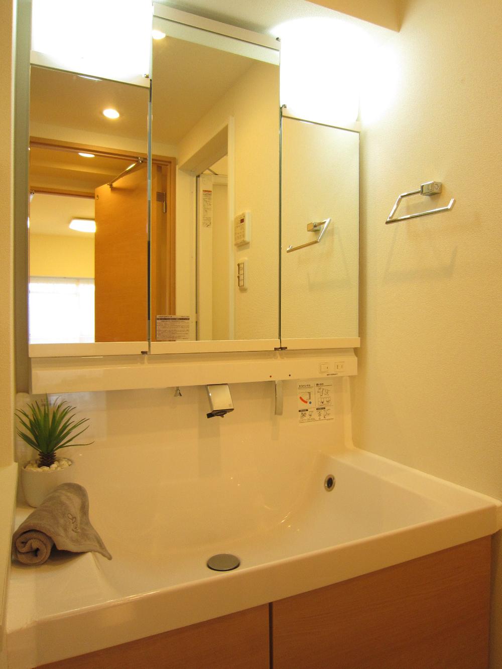 Wash basin, toilet. Indoor (10 May 2013) Shooting