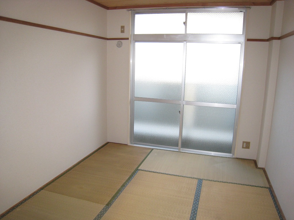 Living and room. Exchange tatami mat in after the contract, And air conditioning newly established. 