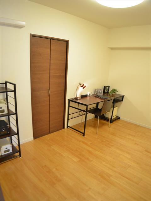 Non-living room. Also it has a study set