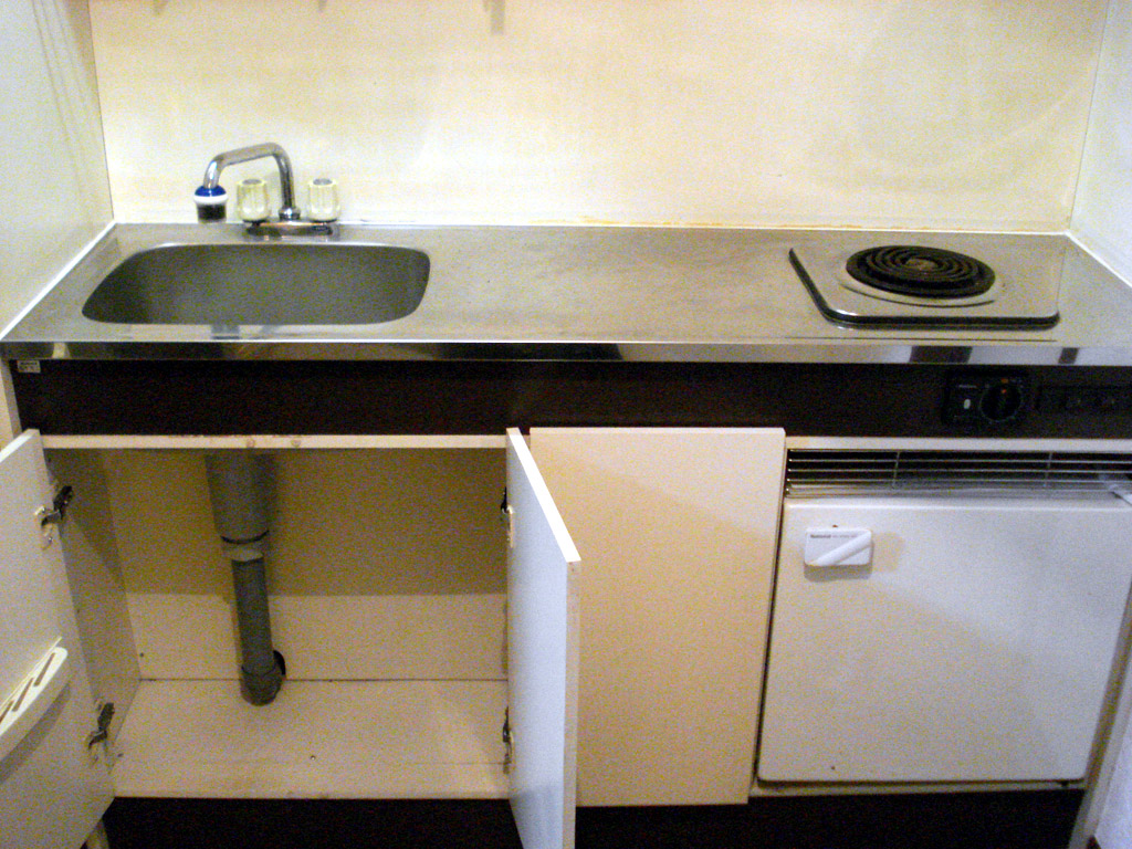 Kitchen. 1-neck IH stove and is equipped with a mini fridge.