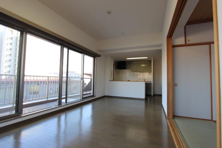 Living. In large windows, A bright and airy LDK. 15.3 Pledge, There is also a wide. (2013 October shooting)