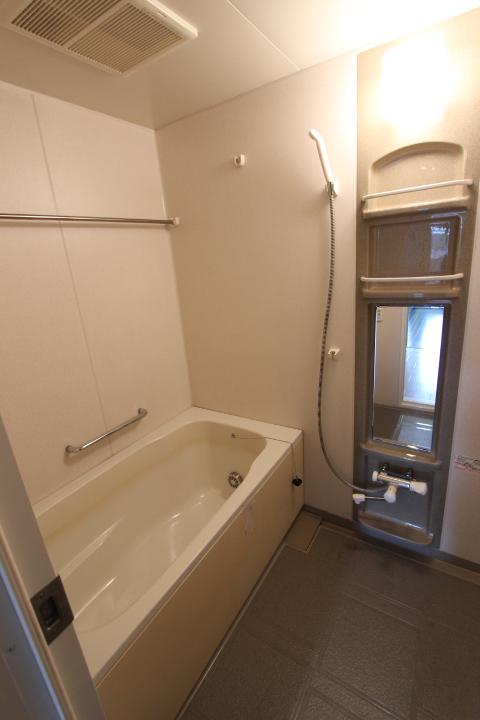 Bathroom. Add-fired function, Bus with bathroom ventilation dryer. Ventilation in the bathroom dryer ・ Quickly complete the drying. Worries of the bath cleaning, Also lead to the prevention of mold. (2013 October shooting)