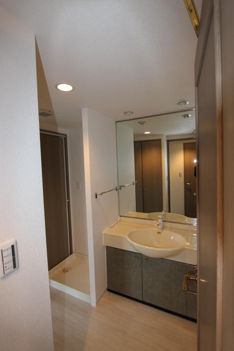 Wash basin, toilet. Vanity large mirrors and storage is attached. (2013 October shooting)