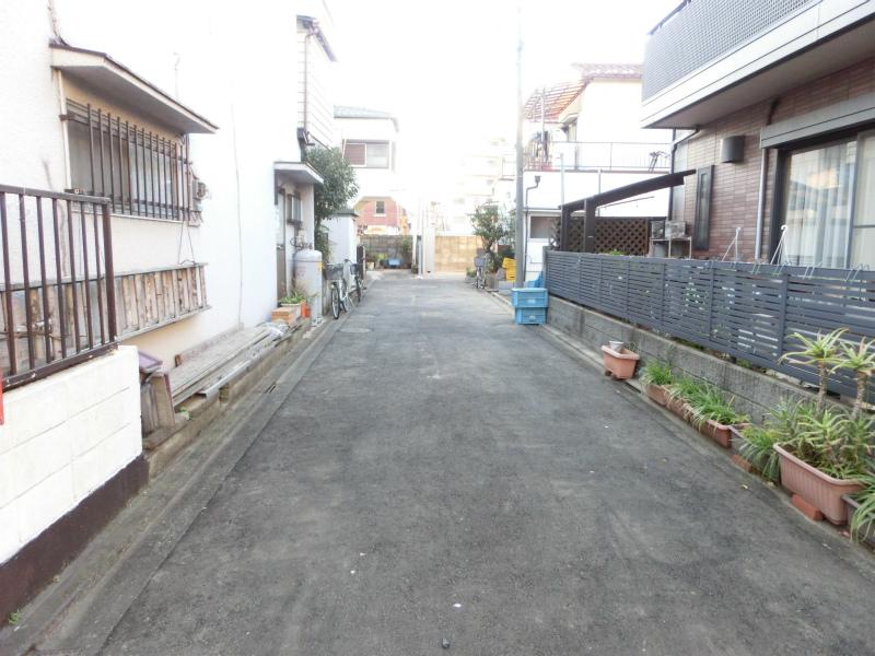 Local photos, including front road. Local (12 May 2013) Shooting