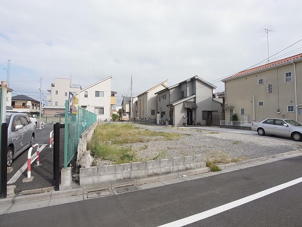 Local photos, including front road. Good per yang! 