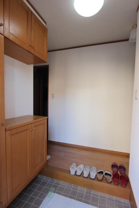 Entrance. Ensure the storage space that can be organized and clutter around the entrance.