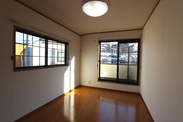 Non-living room. Bright room in all rooms two sides lighting. Indoor (12 May 2013) Shooting