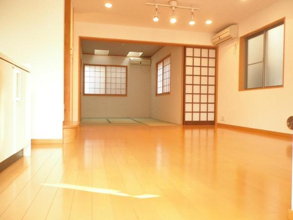 Living. Overlooking the Japanese-style room (6.0 tatami mats) from LDK