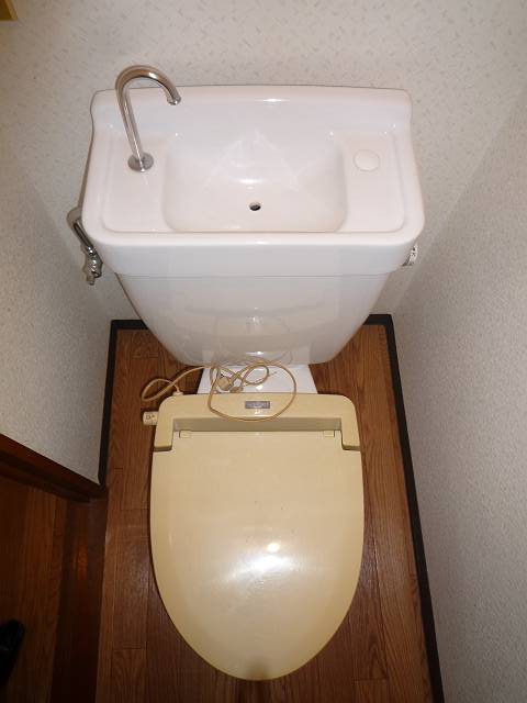 Toilet. bus ・ It is another toilet