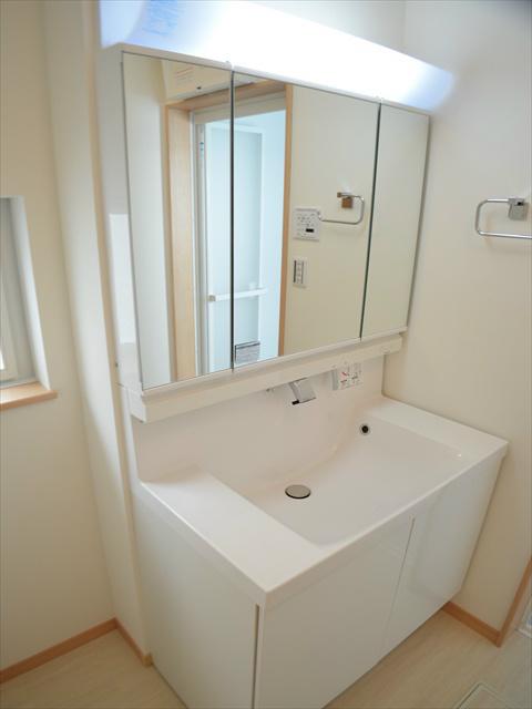 Wash basin, toilet. Dressing in a large three-sided mirror
