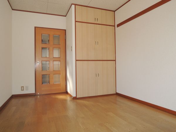 Other room space. Folded, it has a three-division door type. 