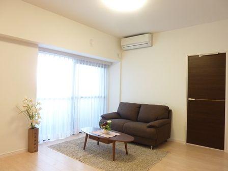 Living. It is with furniture.  6 floor per per yang ・ Good view.  Atrium between the shared hallway and Western will protect the privacy.